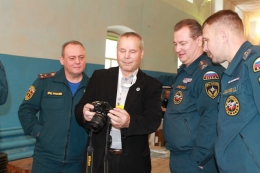 Б. Фёдоров в центре с фотоаппаратом.